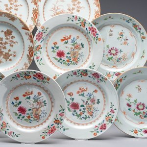 12 Chinese famille rose  and gilt-decorated plates with floral design, Qianlong — photo 5