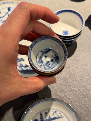 12 tasses et 13 soucoupes en porcelaine de Chine en bleu et blanc, dont certaines émaillées brun capucin, Kangxi/Qianlong — photo 14