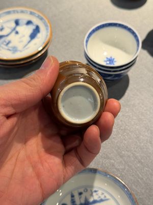 12 tasses et 13 soucoupes en porcelaine de Chine en bleu et blanc, dont certaines émaillées brun capucin, Kangxi/Qianlong — photo 16