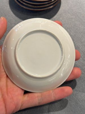 12 tasses et 13 soucoupes en porcelaine de Chine en bleu et blanc, dont certaines émaillées brun capucin, Kangxi/Qianlong — photo 3