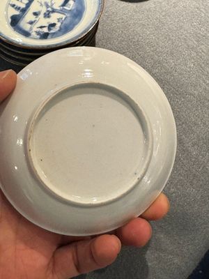 12 tasses et 13 soucoupes en porcelaine de Chine en bleu et blanc, dont certaines émaillées brun capucin, Kangxi/Qianlong — photo 7
