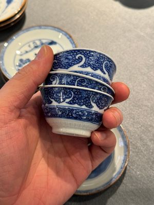 12 tasses et 13 soucoupes en porcelaine de Chine en bleu et blanc, dont certaines émaillées brun capucin, Kangxi/Qianlong — photo 8