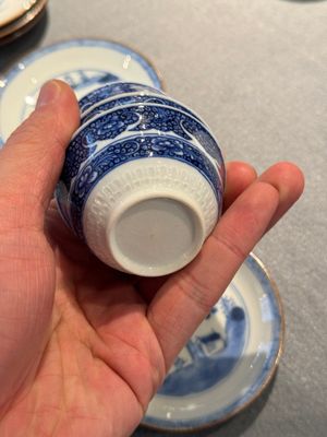 12 tasses et 13 soucoupes en porcelaine de Chine en bleu et blanc, dont certaines émaillées brun capucin, Kangxi/Qianlong — photo 10