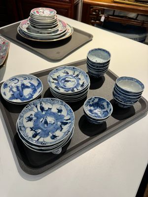 13 Chinese blauw-witte kopjes en 14 schotels met figuren- en drakendecor, Kangxi/Yongzheng — foto 1