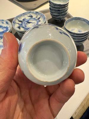 13 Chinese blauw-witte kopjes en 14 schotels met figuren- en drakendecor, Kangxi/Yongzheng — foto 13