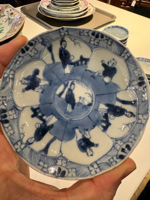13 Chinese blauw-witte kopjes en 14 schotels met figuren- en drakendecor, Kangxi/Yongzheng — foto 2