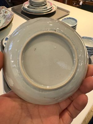 13 Chinese blauw-witte kopjes en 14 schotels met figuren- en drakendecor, Kangxi/Yongzheng — foto 3