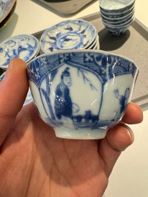 13 Chinese blauw-witte kopjes en 14 schotels met figuren- en drakendecor, Kangxi/Yongzheng — foto 8
