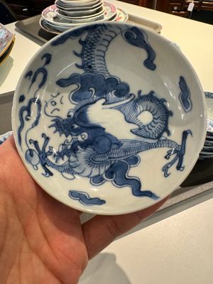 13 Chinese blauw-witte kopjes en 14 schotels met figuren- en drakendecor, Kangxi/Yongzheng — foto 10