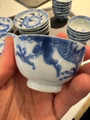 13 Chinese blue and white cups and 14 saucers with figural and dragon design, Kangxi/Yongzheng — 照片 12