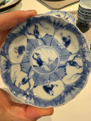 13 Chinese blue and white cups and 14 saucers with figural and dragon design, Kangxi/Yongzheng — 照片 4
