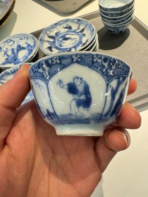 13 Chinese blue and white cups and 14 saucers with figural and dragon design, Kangxi/Yongzheng — 照片 7