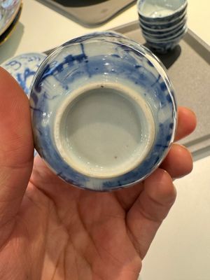 13 Chinese blue and white cups and 14 saucers with figural and dragon design, Kangxi/Yongzheng — 照片 9