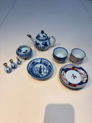 13 Chinese blue and white wares and four sets of Japanese Imari cups and saucers, 17/18th C. — foto 1