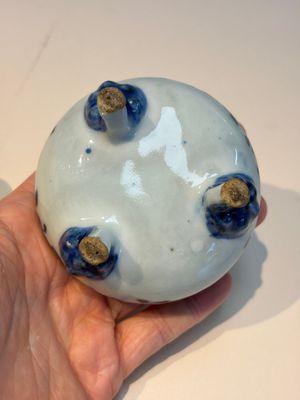 13 Chinese blue and white wares and four sets of Japanese Imari cups and saucers, 17/18th C. — foto 24