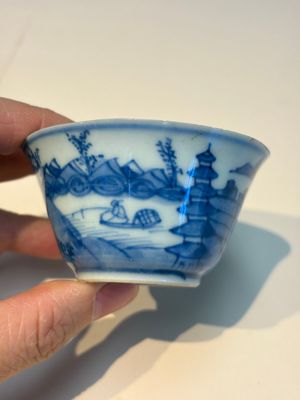 13 Chinese blue and white wares and four sets of Japanese Imari cups and saucers, 17/18th C. — foto 58
