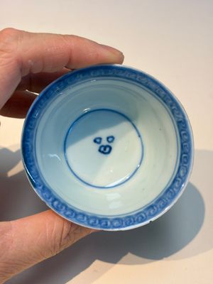 13 Chinese blue and white wares and four sets of Japanese Imari cups and saucers, 17/18th C. — foto 59