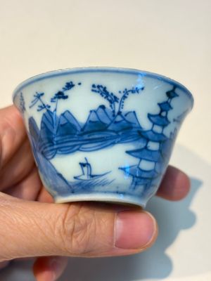 13 Chinese blue and white wares and four sets of Japanese Imari cups and saucers, 17/18th C. — foto 67