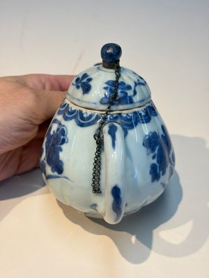 13 Chinese blue and white wares and four sets of Japanese Imari cups and saucers, 17/18th C. — foto 74