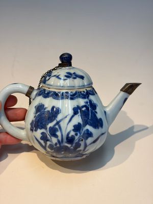13 Chinese blue and white wares and four sets of Japanese Imari cups and saucers, 17/18th C. — foto 75