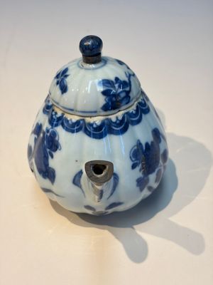 13 Chinese blue and white wares and four sets of Japanese Imari cups and saucers, 17/18th C. — foto 76