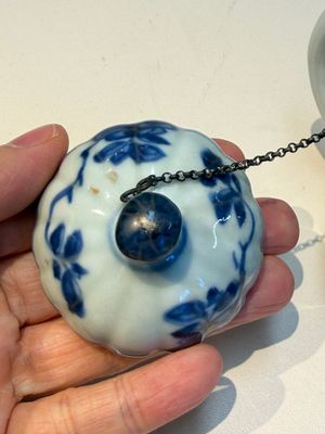 13 Chinese blue and white wares and four sets of Japanese Imari cups and saucers, 17/18th C. — foto 77