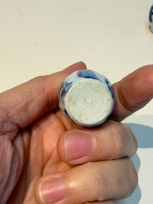 13 Chinese blue and white wares and four sets of Japanese Imari cups and saucers, 17/18th C. — foto 86