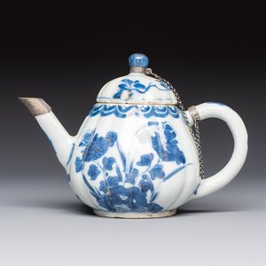 13 Chinese blue and white wares and four sets of Japanese Imari cups and saucers, 17/18th C. — foto 2