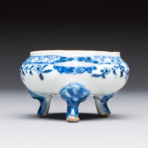 13 Chinese blue and white wares and four sets of Japanese Imari cups and saucers, 17/18th C. — foto 24