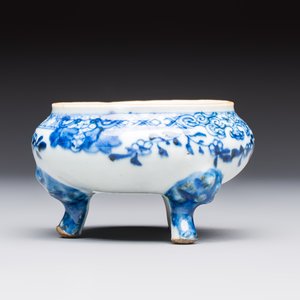 13 Chinese blue and white wares and four sets of Japanese Imari cups and saucers, 17/18th C. — foto 26