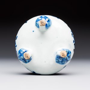 13 Chinese blue and white wares and four sets of Japanese Imari cups and saucers, 17/18th C. — foto 29