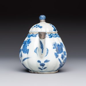 13 Chinese blue and white wares and four sets of Japanese Imari cups and saucers, 17/18th C. — foto 5