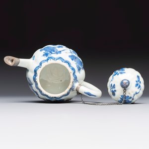 13 Chinese blue and white wares and four sets of Japanese Imari cups and saucers, 17/18th C. — foto 6