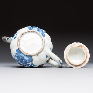13 Chinese blue and white wares and four sets of Japanese Imari cups and saucers, 17/18th C. — foto 7