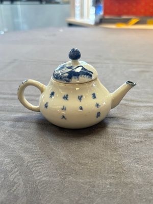 13 Chinese blue, white and polychrome wares, Kangxi and later — photo 22