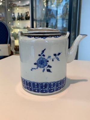13 Chinese blue, white, famille rose, verte and qianjiang cai wares, 19/20th C. — photo 26