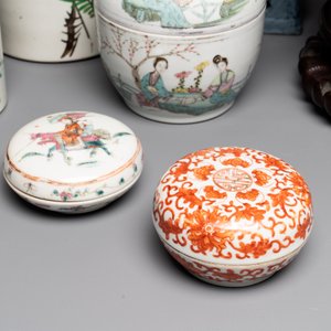 13 Chinese blue, white, famille rose, verte and qianjiang cai wares, 19/20th C. — photo 4