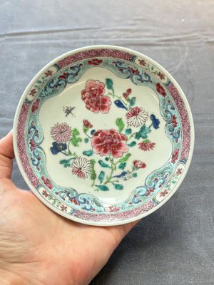 13 Chinese famille rose cups and 15 saucers, Yongzheng/Qianlong — 照片 1