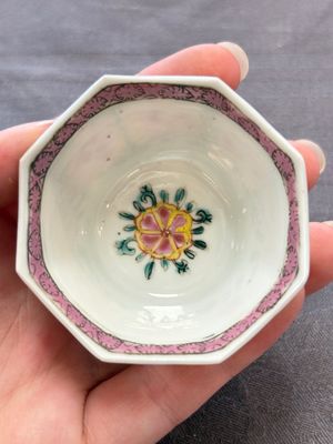 13 Chinese famille rose cups and 15 saucers, Yongzheng/Qianlong — 照片 104