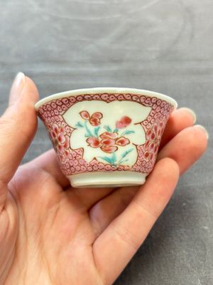 13 Chinese famille rose cups and 15 saucers, Yongzheng/Qianlong — 照片 67