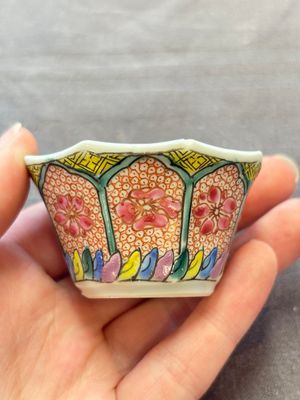 13 Chinese famille rose cups and 15 saucers, Yongzheng/Qianlong — 照片 88
