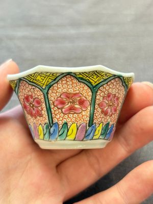 13 Chinese famille rose cups and 15 saucers, Yongzheng/Qianlong — 照片 91