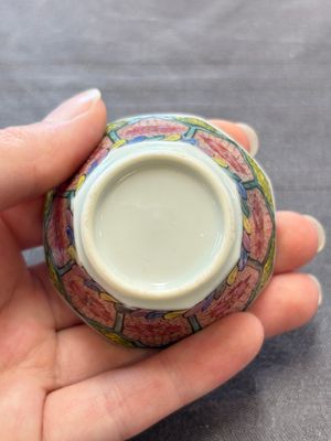 13 Chinese famille rose cups and 15 saucers, Yongzheng/Qianlong — 照片 93