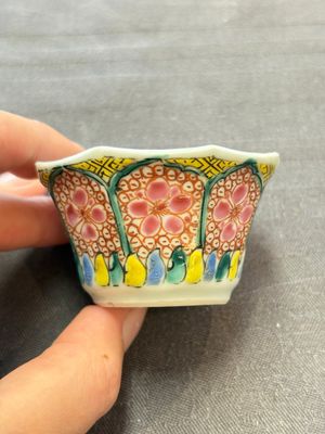 13 Chinese famille rose cups and 15 saucers, Yongzheng/Qianlong — 照片 96