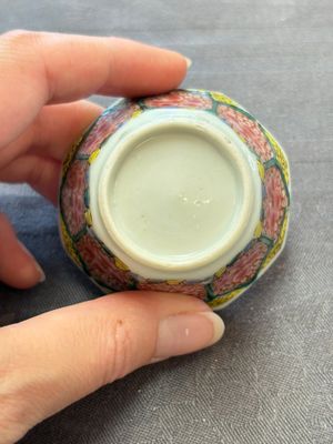 13 Chinese famille rose cups and 15 saucers, Yongzheng/Qianlong — 照片 99