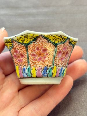13 Chinese famille rose cups and 15 saucers, Yongzheng/Qianlong — 照片 100