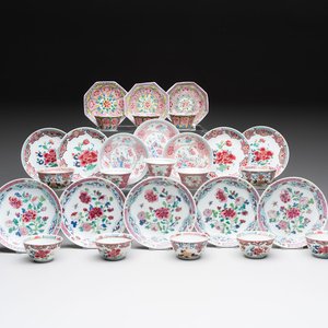 13 Chinese famille rose cups and 15 saucers, Yongzheng/Qianlong — 照片 1