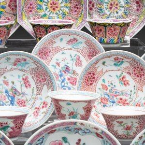13 Chinese famille rose cups and 15 saucers, Yongzheng/Qianlong — 照片 3