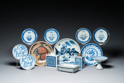 13 pièces en porcelaine de Chine en bleu et blanc, 18/20ème