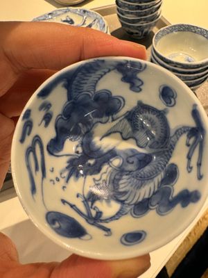 13 tasse et 14 soucoupes en porcelaine de Chine en bleu et blanc à décor floral et de dragon, Kangxi/Yongzheng — photo 11